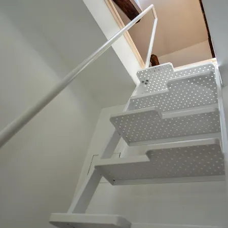 Apartamento Cool Attic W Gallery In The Heart Of