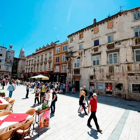 Cool Attic W Gallery In The Heart Of Lejlighed