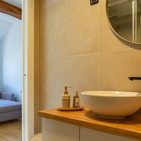 Apartamento Cool Attic W Gallery In The Heart Of Split