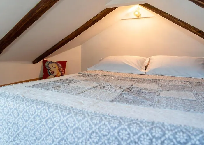 Cool Attic W Gallery In The Heart Of Lejlighed *