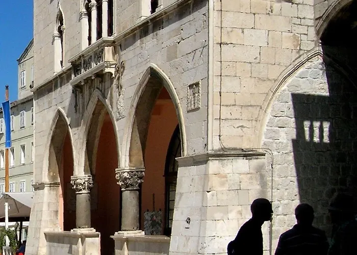 Cool Attic W Gallery In The Heart Of