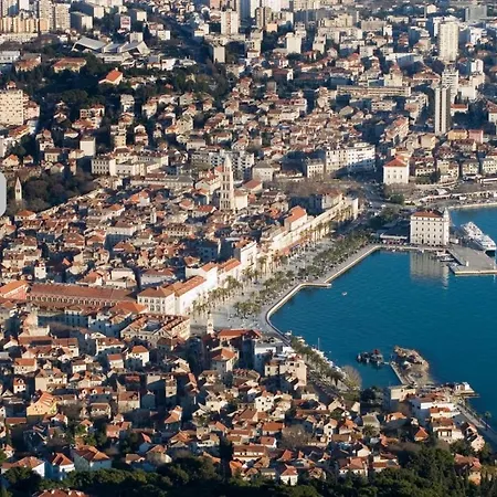 Apartamento Cool Attic W Gallery In The Heart Of Split