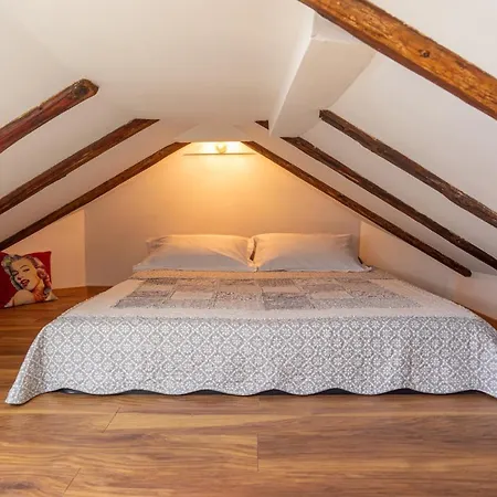 Cool Attic W Gallery In The Heart Of Apartamento *